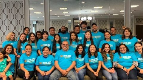 Armando Vázquez Ramos, profesor de la Universidad Estatal de California Long Beach, aparece al centro con los jóvenes que viajan a Washington. (Foto de cortesía)
