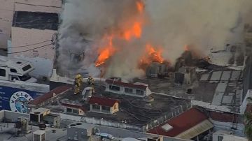 El incendio se presentó en una zona comercial histórica de North Hollywood.