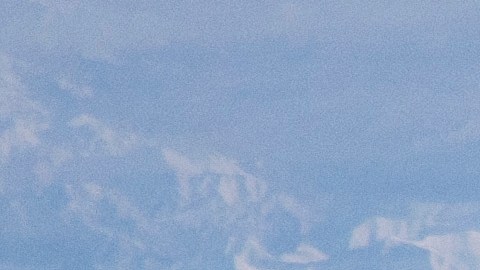 El Udina está cercano al Kliuchevskoi (del que emana una columna de humo).