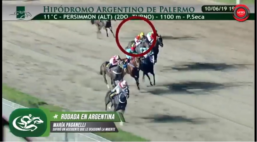Video: caballo cae encima de jockey y la mata en plena carrera