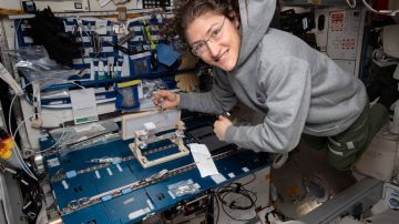 La astronauta Christina Koch revisa los equipos en la EEI.