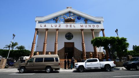 Las personas se congregan frente a la Iglesia La Luz del Mundo tras el arresto de su líder en Los Ángeles, California, el 5 de junio de 2019.