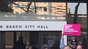 Organizaciones y activistas se manifiestan fuera de City Hall.