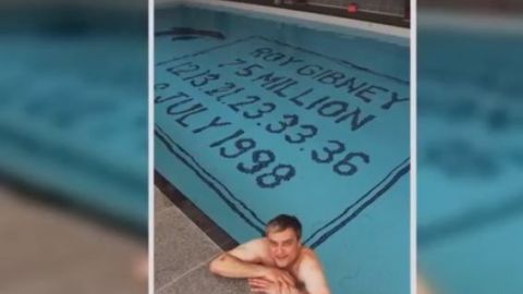 La piscina que mandó a hacer con los números ganadores.