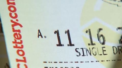 Le pidió a su pareja que le guardara el billete y terminó llevándoselo.