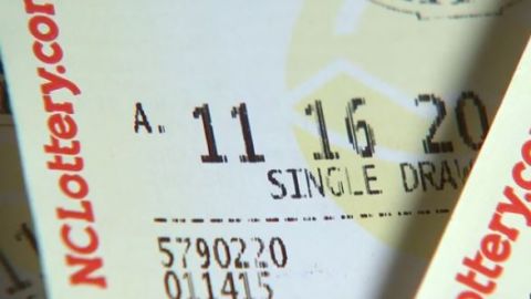 Le pidió a su pareja que le guardara el billete y terminó llevándoselo.