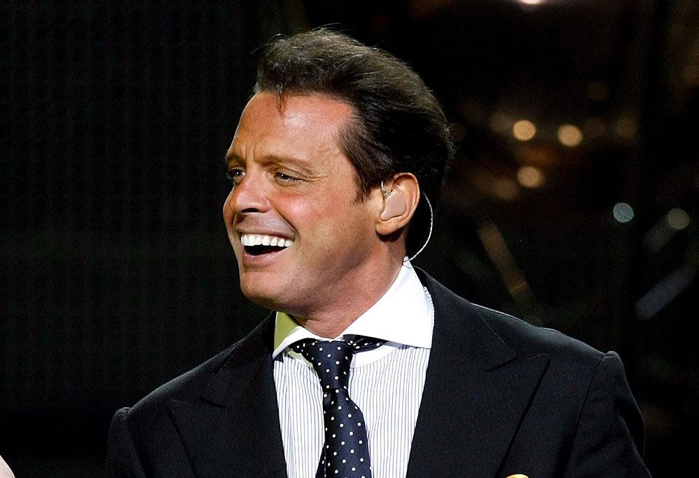 VIDEO Luis Miguel sorprende y consiente a sus fans tras concierto en