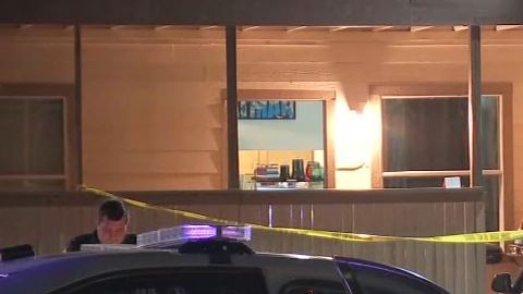 Según las autoridades, el hombre tocó la puerta y cuando la víctima abrió el sospechoso trató de meterse a la fuerza y cuando la madre trató evitarlo, fue baleada varias veces.