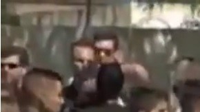 Los niños pararon el partido y se abrazaron dándole la espalda a sus familiares