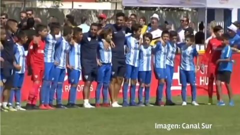 Los niños pararon el partido y se abrazaron dándole la espalda a sus familiares