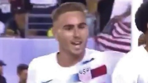 MCKennie hizo el único gol para el USMNT.