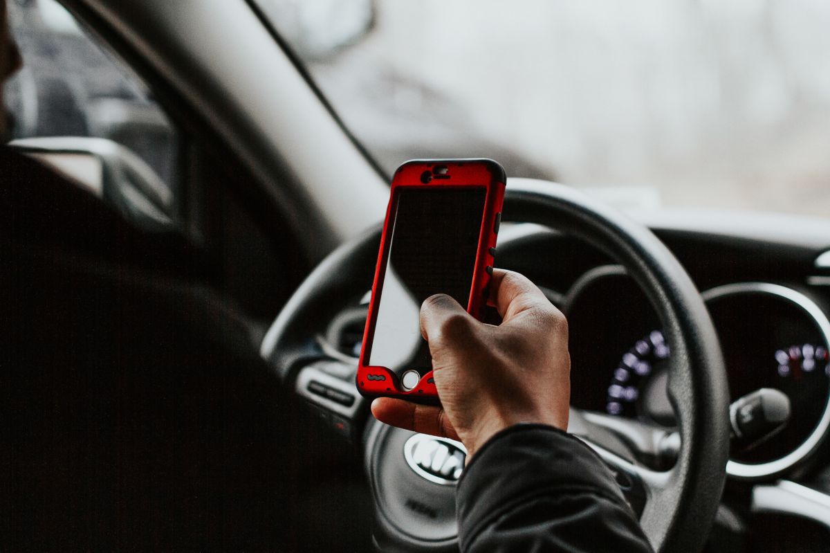 Evita el uso del celular al conducir y sigue estos tips para no quedar incomunicado