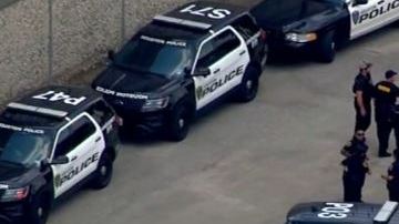 Investigadores dijeron que la pareja se rindió sin incidente.