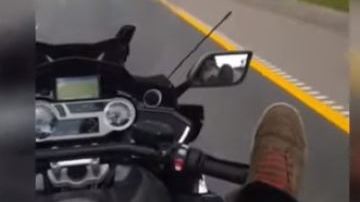 El joven condujo imprudentemente con sus pies pero esto no causó su muerte.