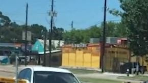 El oficial conducía una motocicleta cuando chocó con un vehículo blanco.