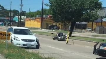El oficial conducía una motocicleta cuando chocó con un vehículo blanco.