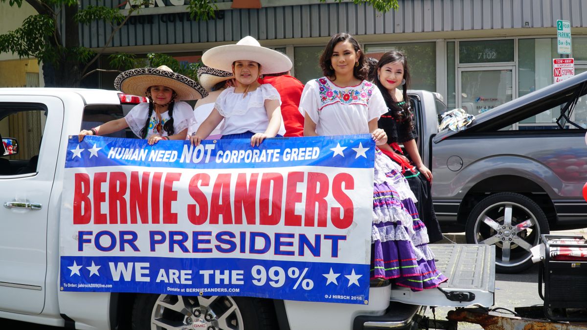 En foto de archivo. Niños hijos de inmigrantes dedicados a la churrería que viven en San Fernando salieron a dar su apoyo a Bernie Sanders para el 2020. (Cortesía Don Irwin).