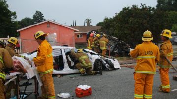 Los bomberos sacaron a dos pacientes de vehículos en estado crítico y transportaron a un tercer paciente con lesiones moderadas.
