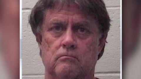 Las autoridades informaron que el sospechoso Sherman Shirley Fricks, de 68 años, le disparó a su hijo varias veces.