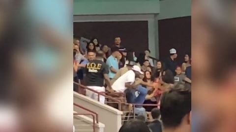 Pelea se desata en plena celebración de graduación de prepa de Aldine.