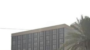 Las autoridades informaron que Colby Bankhead, de 24 años, enfrenta cargos por haber puesto en peligro a un menor y por promover prostitución.