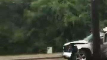 Al llegar a la escena los oficiales encontraron una camioneta SUV estrellada contra un poste.