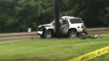 Al llegar a la escena los oficiales encontraron una camioneta SUV estrellada contra un poste.