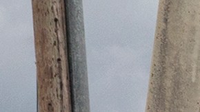 Residentes de Beaumont, Texas, usan un pequeño barco para subir al techo de su casa inundada después de que el huracán Harvey dejara inundaciones severas en el área en agosto 31 de 2017. Yuisa Rios/FEMA