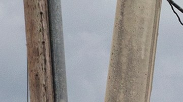 Residentes de Beaumont, Texas, usan un pequeño barco para subir al techo de su casa inundada después de que el huracán Harvey dejara inundaciones severas en el área en agosto 31 de 2017. Yuisa Rios/FEMA