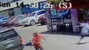 El ataque quedó grabado en video.