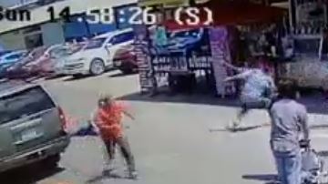 El ataque quedó grabado en video.