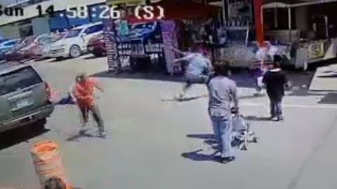 El ataque quedó grabado en video.