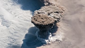La EEI captura la erupción del volcán Raikoke el 22 de junio de 2019.