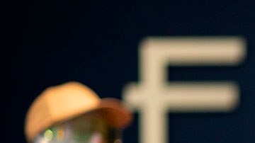 La mayor parte de su riqueza proviene de asociaciones y patrocinios que hace con otras empresas.