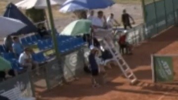 Mario Vilellas rompió su raqueta tras perder un partido