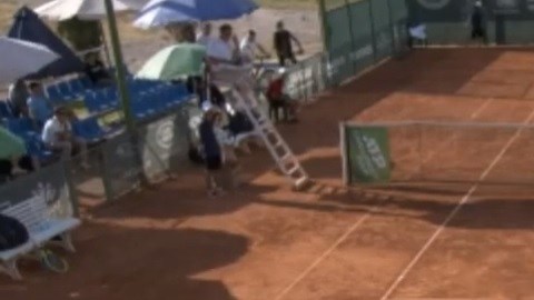 Mario Vilellas rompió su raqueta tras perder un partido