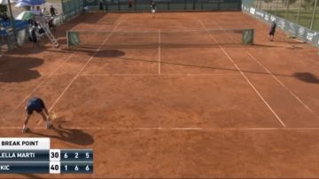 Mario Vilellas rompió su raqueta tras perder un partido