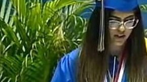 El director de la escuela mandó cortar el sonido del micrófono por el que Haghar hablaba.