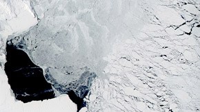 Imagen en color natural de una polinia frente a la costa de la Antártida.