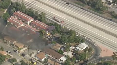 Imágenes aéreas muestran la casa en llamas y la autopista 10 completamente vacía.