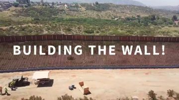 Una frase del propio video deja todo claro: "construyendo el muro".
