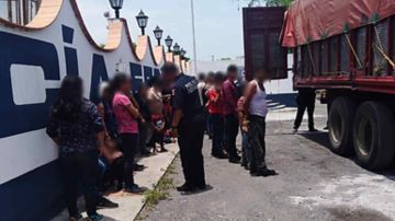 El conductor del camión que transportaba migrantes fue detenido por tráfico de personas.
