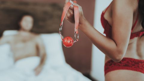Llevar tus juguetes sexuales contigo puede no ser buena idea.