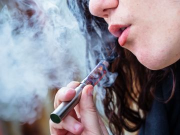 Los cigarros electrónicos con sabor atraen a los jóvenes. (Shutterstock)