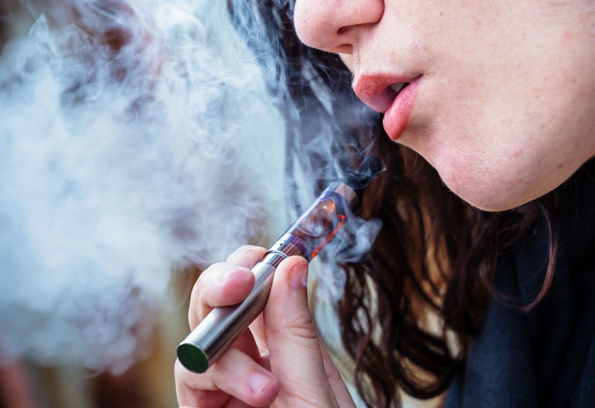 Los cigarros electrónicos con sabor atraen a los jóvenes. (Shutterstock)