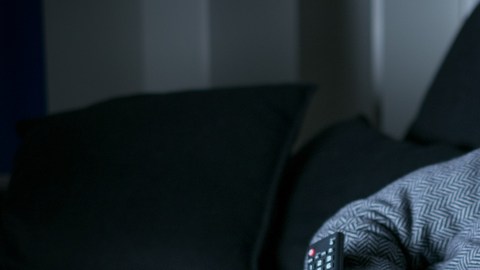 Dormir con la TV no es la mejor de las ideas.
