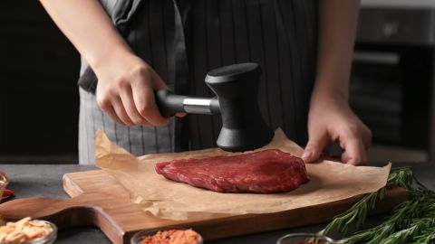 Ambas mujeres trabajaban en un restaurante y una maza para carne fue el instrumento fatal.