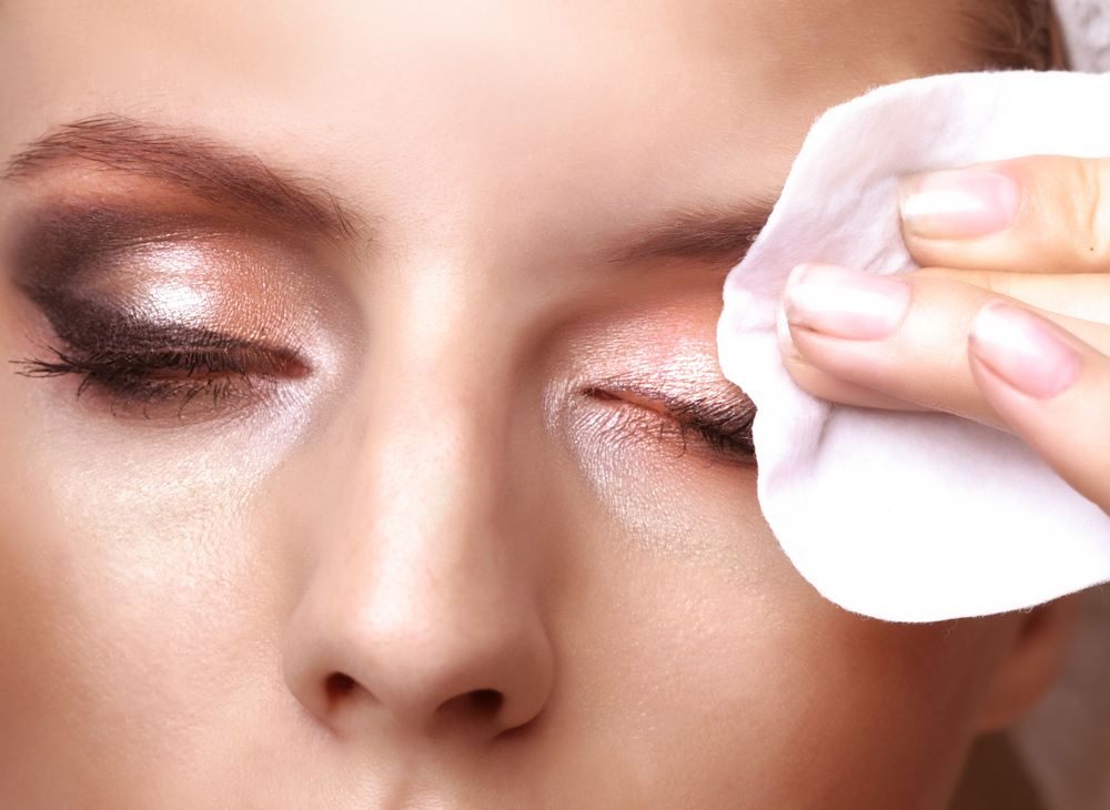 Cuál es la manera correcta de quitar el maquillaje a prueba de agua? - La Opinión Cuál es la manera correcta de quitar el maquillaje a prueba de agua? - La Opinión