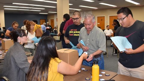 Empleados durante el proceso de votación realizado en los últimos días. (Suministrada)