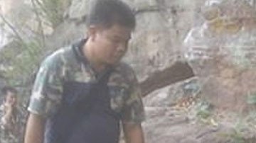 Los servicios de emergencia atienden a la mujer embarazada que fue empujada por su marido.